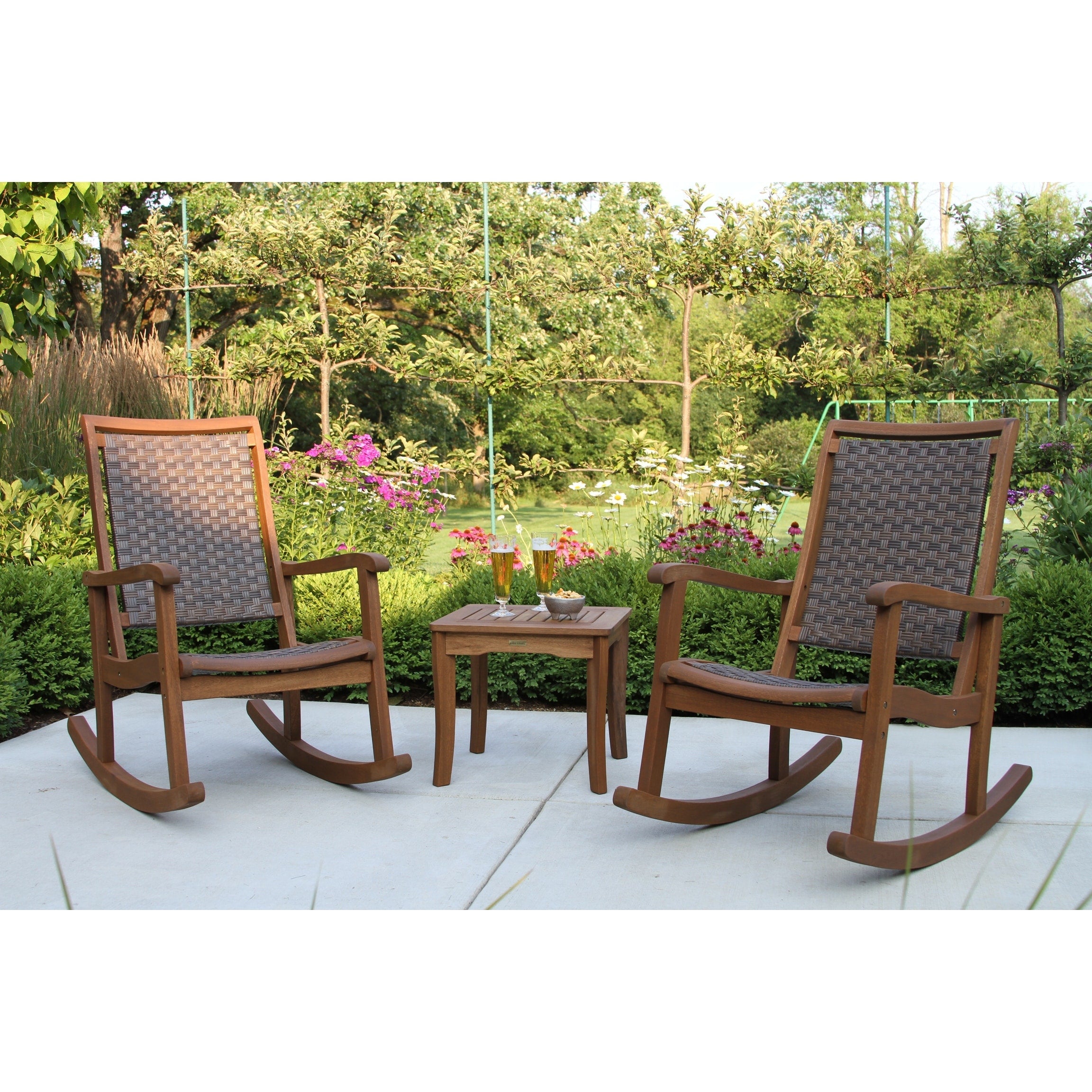 Ensemble de 3 chaises à bascule Eilaf en eucalyptus avec table d'appoint carrée