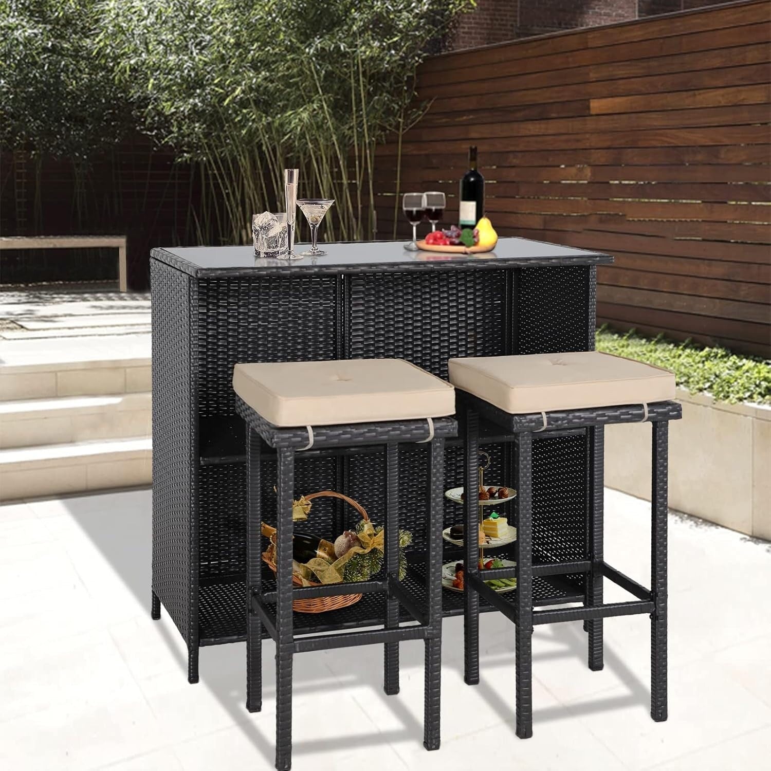Ensemble de bar d'extérieur en osier 3 pièces, 2 tabourets de bar et 1 table avec plateau en verre et étagères de rangement